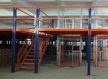 关于襄阳阁楼货架上叉车的使用注意事项！